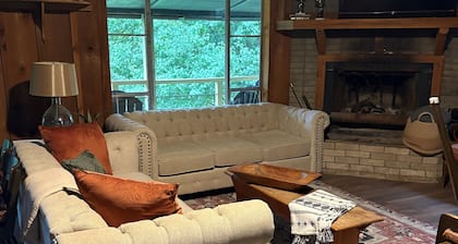 Newly renovated cabin on Lake Millwood, Saratoga Landing