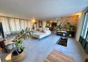 Smart TV, table tennis, stereo