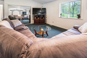 Smart TV - Charming rual 3-bedroom house located in pleasant St Helen (St Helen)