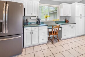 Fridge, microwave, oven, stovetop - Charming rual 3-bedroom house located in pleasant St Helen (St Helen)