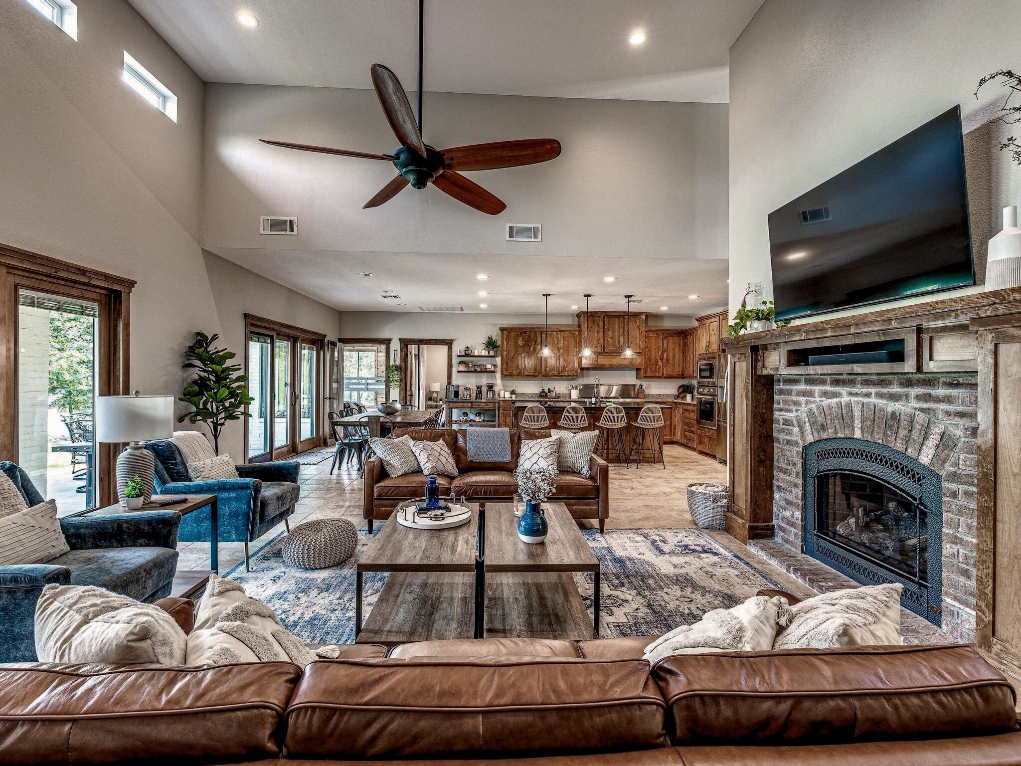 Smart TV, fireplace