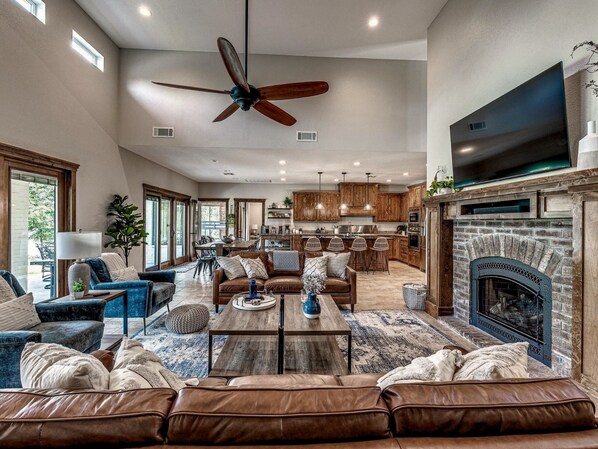 Smart TV, fireplace