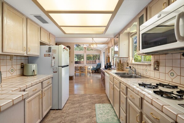 Microwave, stovetop, dishwasher
