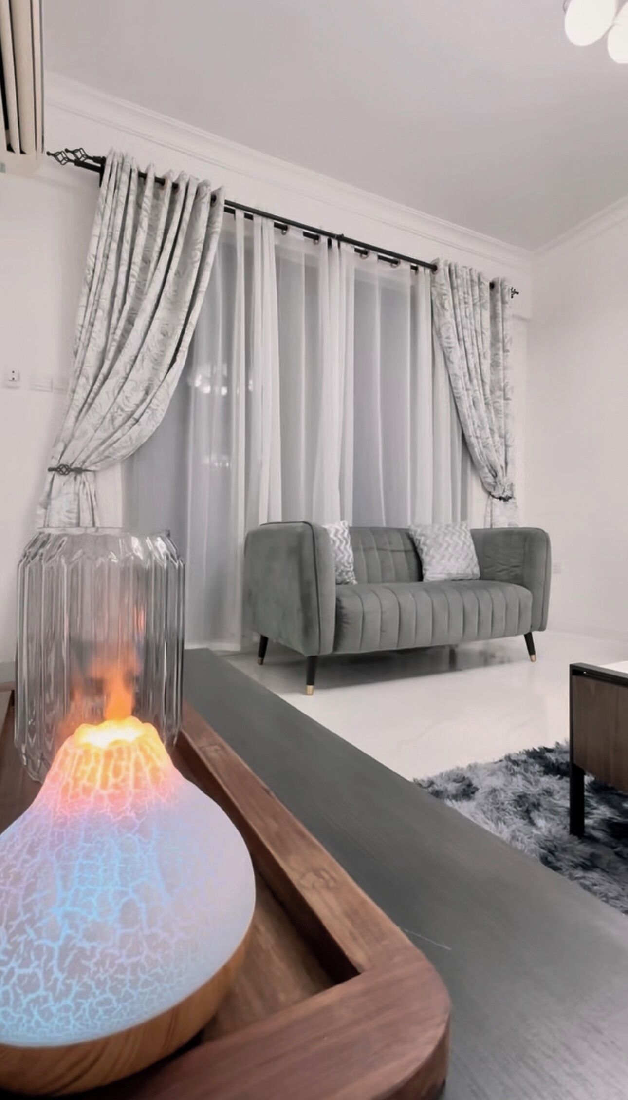 Een smart-tv en boeken