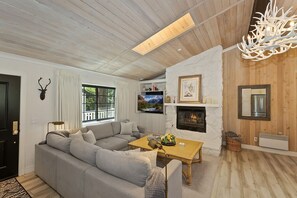 Smart-tv, eldstad och bordsfotboll