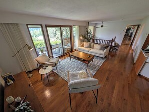Smart TV, fireplace, books - Renovated Shuswap Lake Cabin in Blind Bay | Sleeps 12 | Walk to Lake & Marina (Blind Bay)