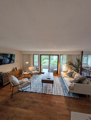 Smart TV, fireplace, books - Renovated Shuswap Lake Cabin in Blind Bay | Sleeps 12 | Walk to Lake & Marina (Blind Bay)