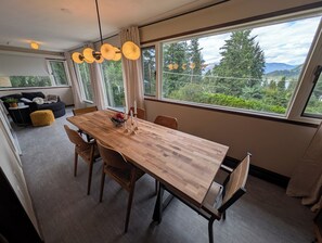 Dining - Renovated Shuswap Lake Cabin in Blind Bay | Sleeps 12 | Walk to Lake & Marina (Blind Bay)