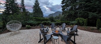Renovated Shuswap Lake Family Retreat | Walk to Lake | Private