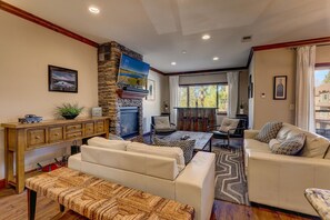 Smart TV, fireplace