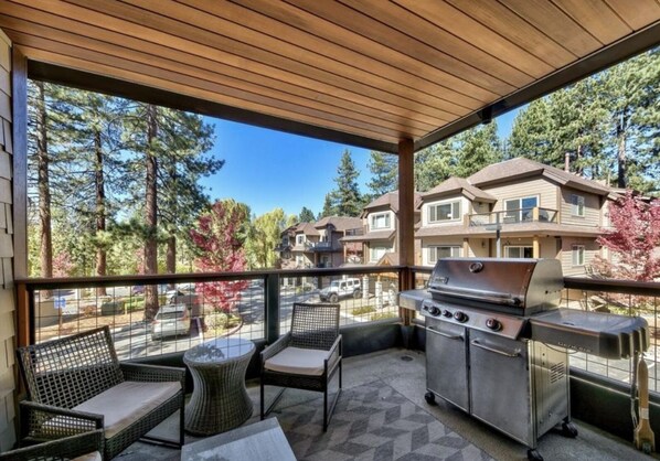 Outdoor dining - Upscale Townhouse Walk to Heavenly, Casinos and Beach - TW401 (South Lake Tahoe)