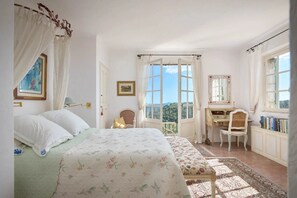 4 chambres, fer et planche à repasser, Wi-Fi, draps fournis