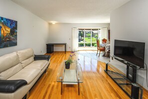 Living area - 3Bedroom 2Full Bath Fully Fenced Yard near DT&YYC PetOK (Calgary)