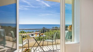 Outdoor dining - Casa des Iles (Bastia)