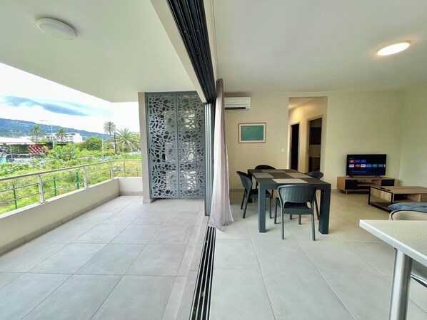 Outdoor dining - Kavai City - brand new 2 bedr 2bth A/C - Wi-Fi - parking (Papeete)