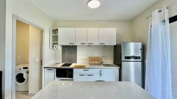 Køleskab, mikrobølgeovn, kogeplade, kaffe-/temaskine