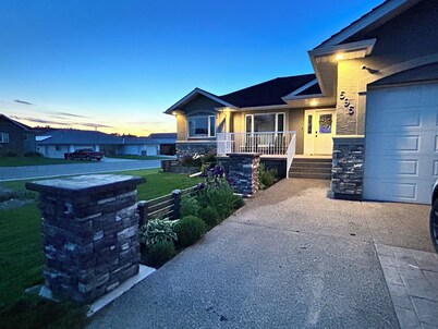 Spacious 4-bedroom house in charming Cardston with AC, WiFi