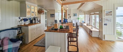 Fridge, coffee/tea maker