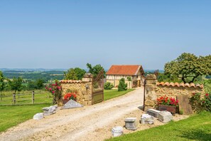 Property grounds - L’Atelier de Scarlett – Cosy and Eco-Friendly Retreat in Lannux (Unknown)