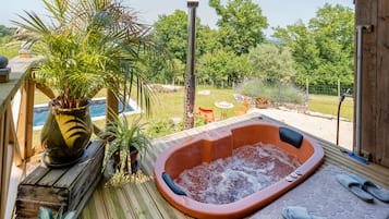 Outdoor spa tub