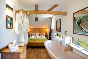 1 bedroom, free WiFi, bed sheets - L’Atelier de Scarlett – Cosy and Eco-Friendly Retreat in Lannux (Unknown)