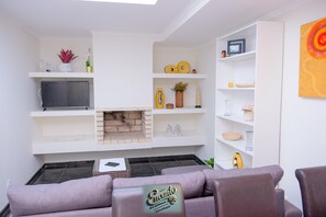TV, fireplace