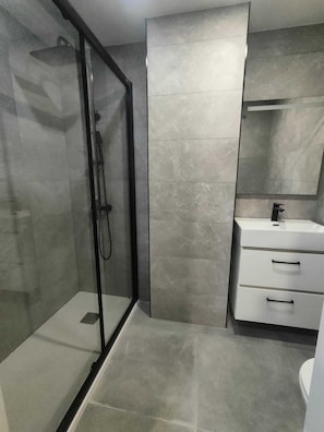 Dusche, kostenlose Toilettenartikel, Haartrockner, Handtücher