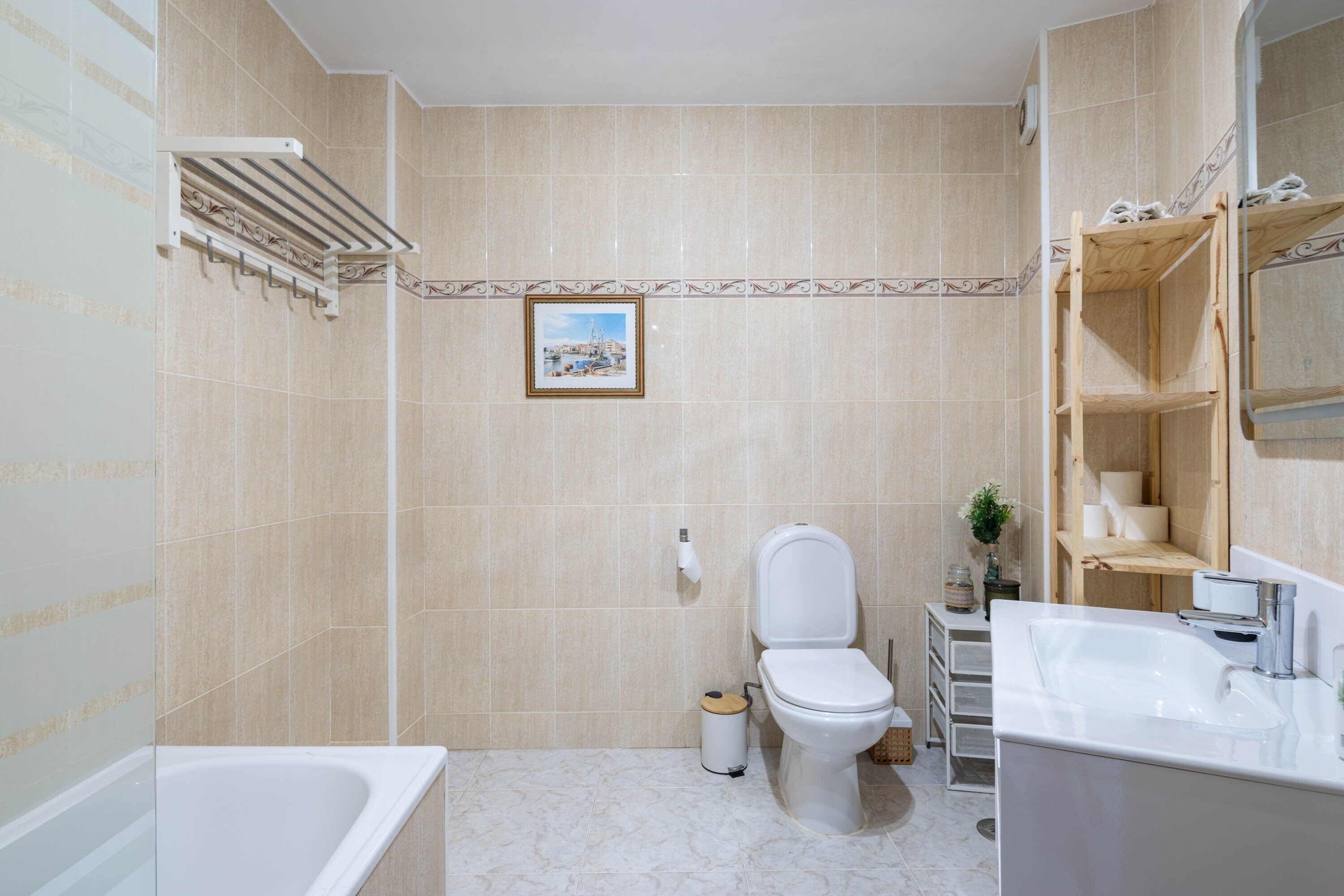 Un baño con bañera, inodoro y lavamanos.