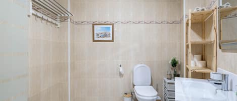 Un baño con bañera, inodoro y lavamanos.