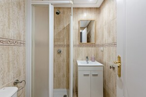 Douche, sèche-cheveux, serviettes fournies