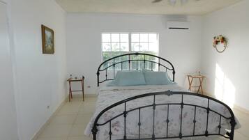 4 bedrooms, iron/ironing board, WiFi, bed sheets