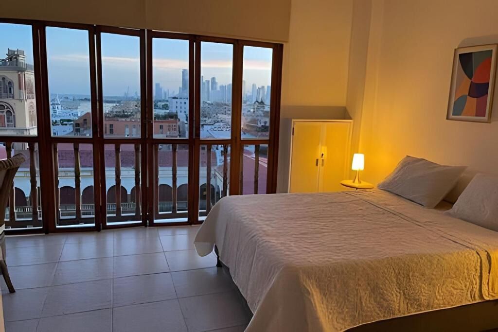 2 habitaciones, tabla de planchar con plancha y ropa de cama 