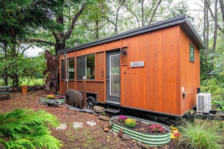 外観. Luxury Tiny Home: Cozy, Modern Luxury Tiny Retreat
