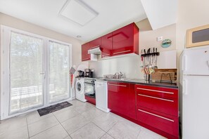 Frigorifero, microonde, forno, piano cottura