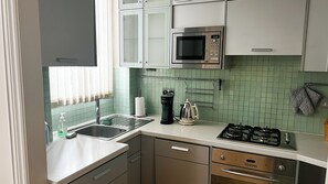 Micro-ondes, four, plaque de cuisson, lave-vaisselle