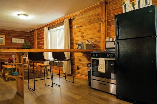 The Little Smokies Escape: Cozy 2 Bedroom Cabin+Private Hot Tub+Starlink WiFi