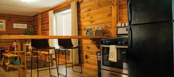 The Little Smokies Escape: Cozy 2 Bedroom Cabin+Private Hot Tub+Starlink WiFi