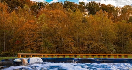 Shawnee Forest Cabin · Hot Tub · Fire Pit · Creek