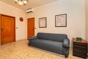 TV - Apartment 'Le Logge House - Bronte' with Mountain View (Bronte)