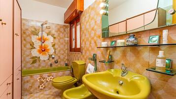 Douche, sèche-cheveux, serviettes fournies