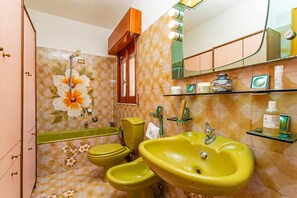 Regadera, secadora de cabello, toallas 