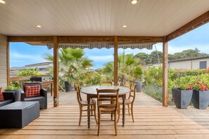 Outdoor dining - Chalet with Shared Indoor Pool, Terrace and Air Conditioning - Pomérols (Pomérols)