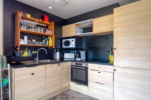 Køleskab, mikrobølgeovn, ovn, kogeplade