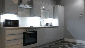 Wasserkocher mit Kaffee-/Teezubehör, Kühlschrank, Mikrowelle, Ofen