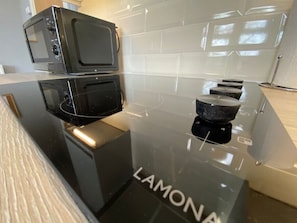 Refrigerador, microondas, horno y parrilla de estufa 