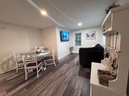 Teal Door: Charming 2-bedroom cottage with WiFi, AC in fabulous Simpsonville