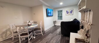 Teal Door: Charming 2-bedroom cottage with WiFi, AC in fabulous Simpsonville