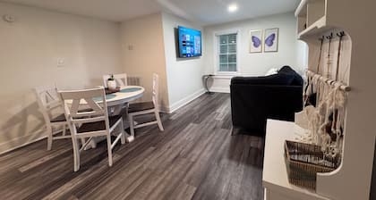 Teal Door: Charming 2-bedroom cottage with WiFi, AC in fabulous Simpsonville