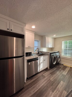 Batterie de cuisine, vaisselle et ustensiles