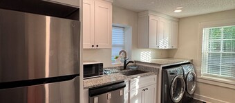 Teal Door: Charming 2-bedroom cottage with WiFi, AC in fabulous Simpsonville